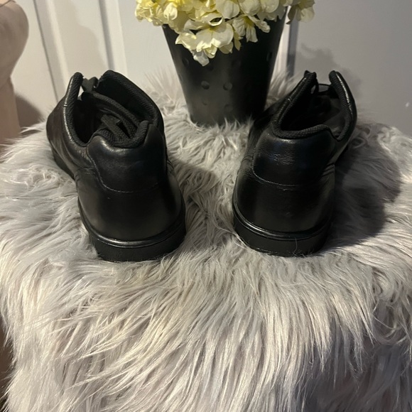 Slip resistant black sneakers - Picture 4 of 6